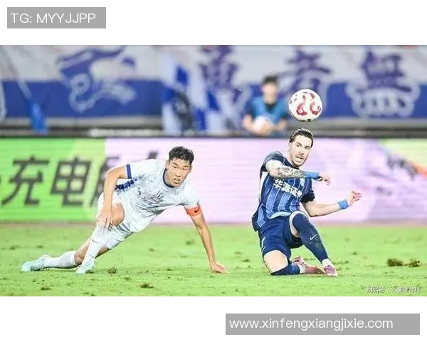 某足球明星公开表达对球迷的不屑态度引发热议与争议